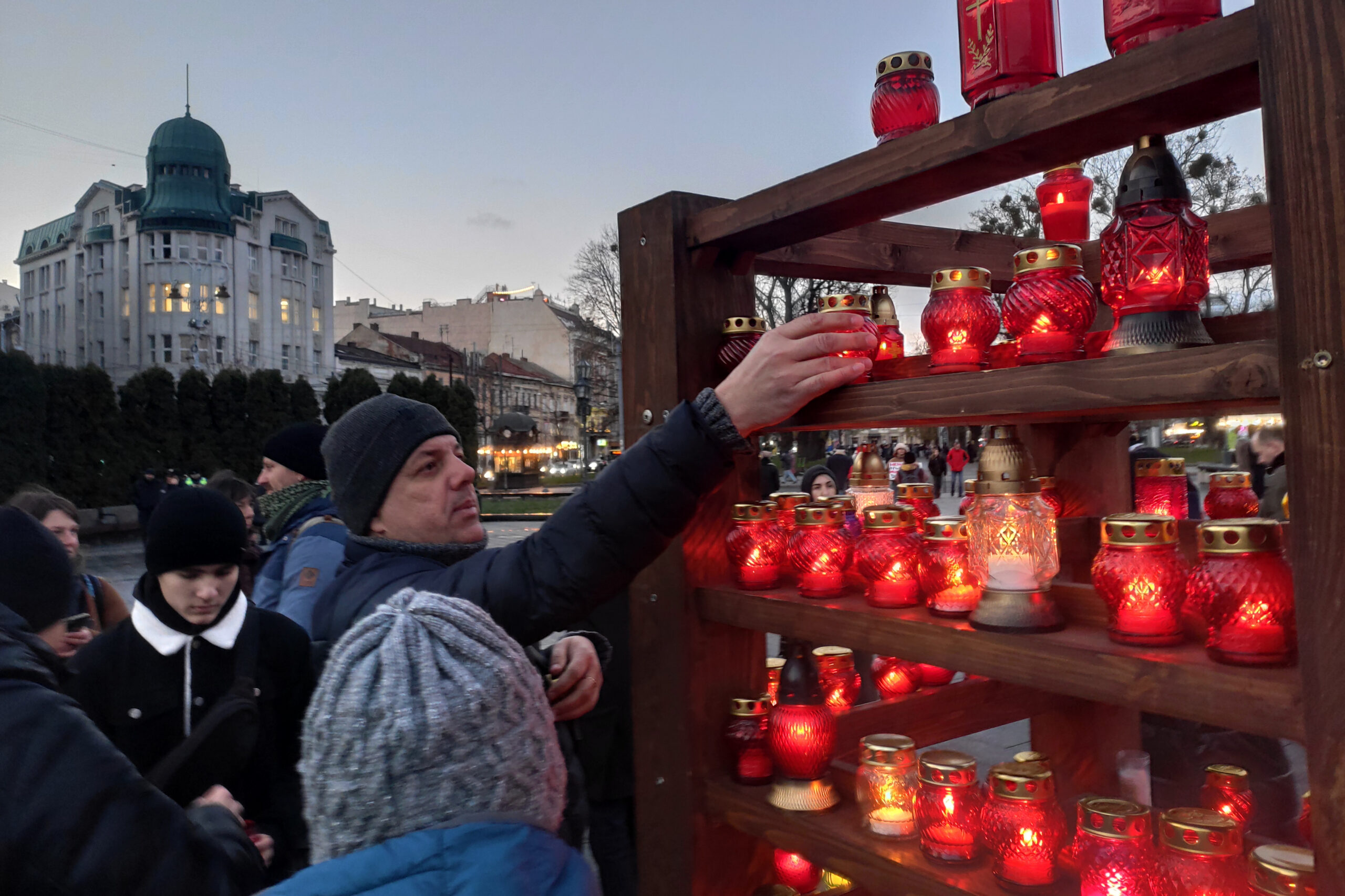 Biden renueva el compromiso de apoyar a Ucrania en aniversario de Holodomor – La Opinión