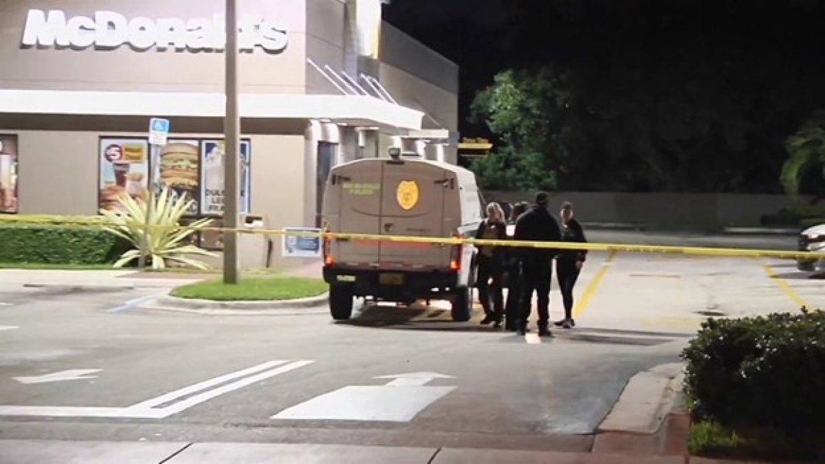 Madre dispara accidentalmente a su hija de 15 años en un McDonald’s en el noroeste de Miami-Dade: policía