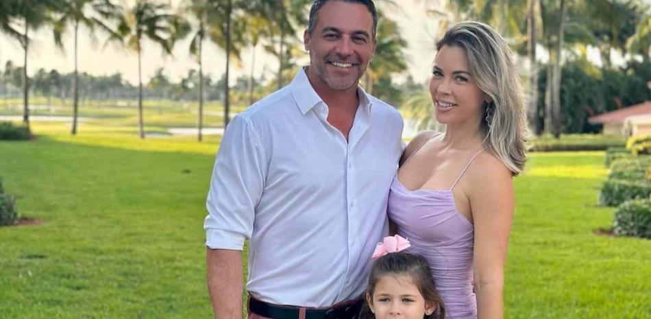 Ximena Duque decide que sus hijas no vayan a la escuela “para dejar que nuestra niña sea niña”