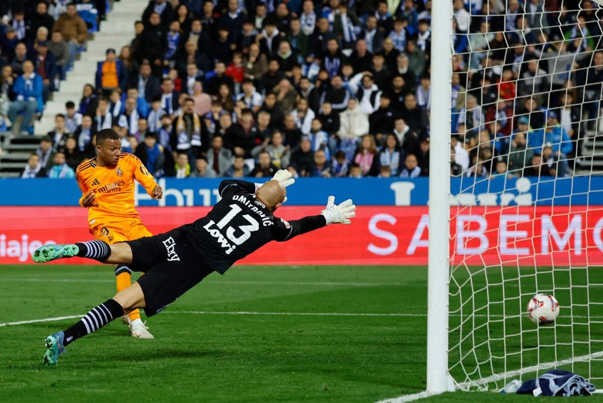 real-madrid-le-respira-en-la-nuca-a-barcelona-por-kylian-mbappe,-mas-inspirado-tras-su-ausencia-en-francia:-“me-ha-hecho-muy-bien,-se-vio-hoy”.