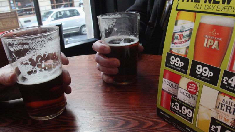 El culto a las “cucharas”: el interior de los pubs espartanos y cavernosos que dividen Gran Bretaña | CNN