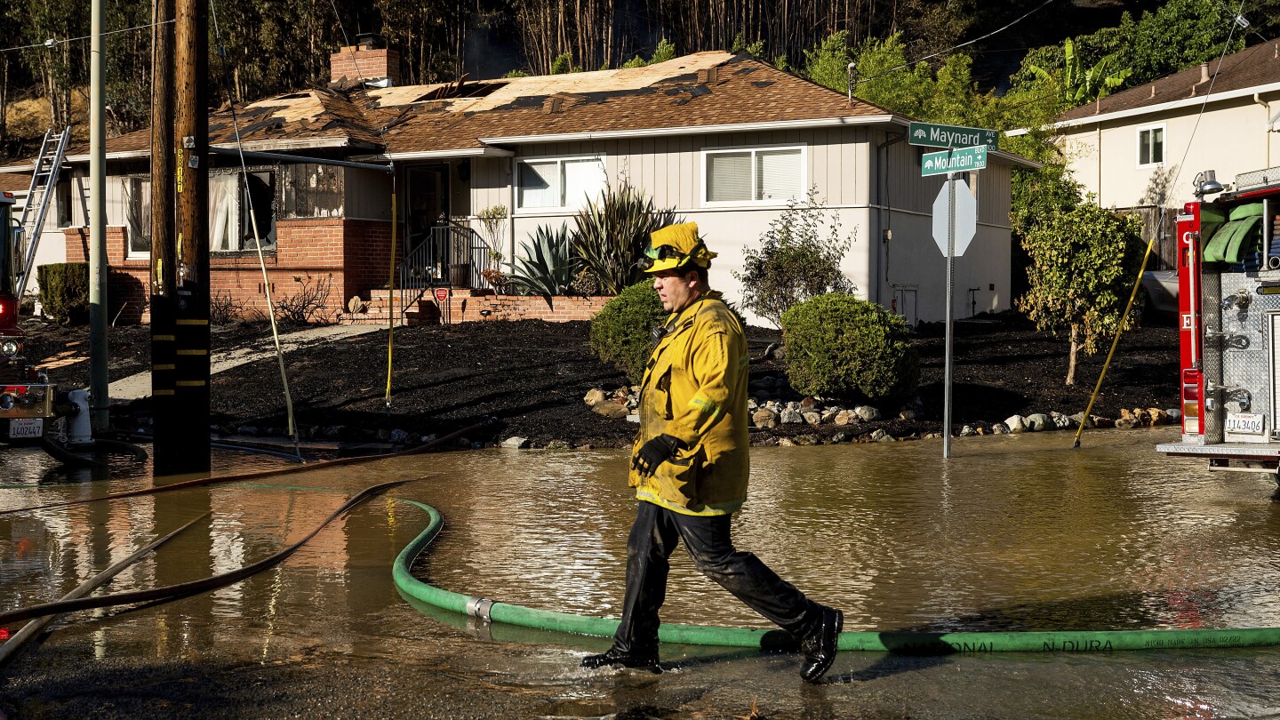 Bomberos de California luchan con “viento diablo”, que amenaza con reavivar incendio en Oakland