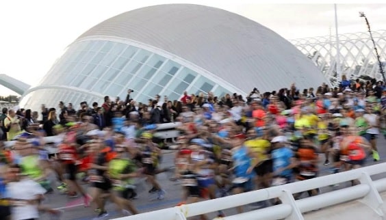 “Muchos corredores del Maratón de Valencia me han pedido consejo, no saben que va a pasar con sus vidas, lo han perdido todo, están cansados… pero quieren estar en la línea de salida”