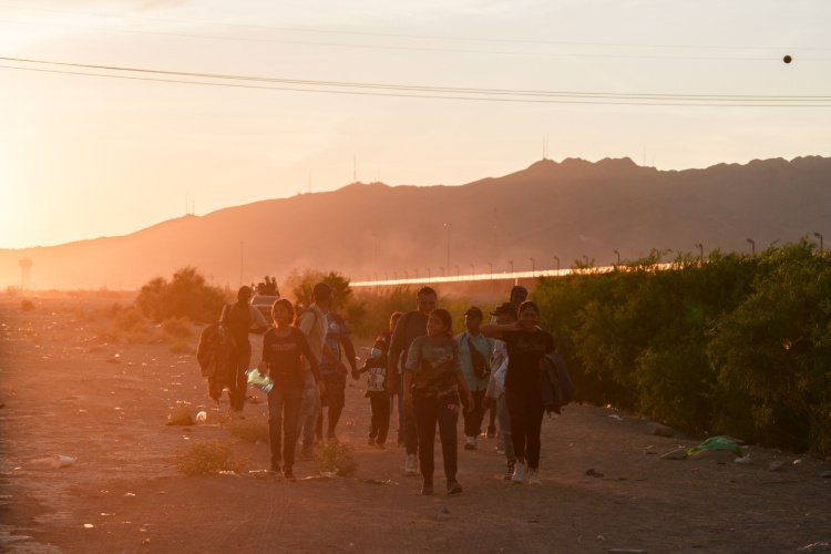 Los cruces inmigrantes en la frontera sur alcanzan un mínimo histórico con Biden en medio de cambios políticos