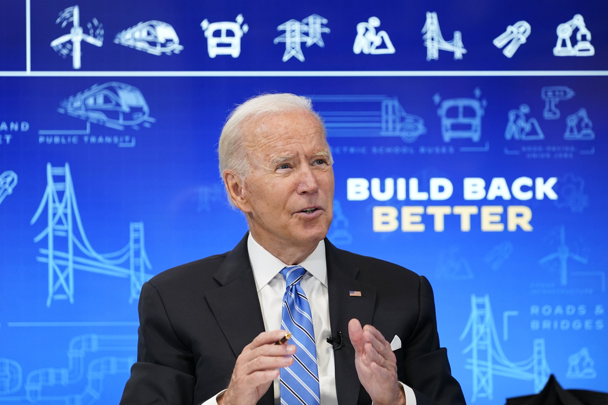 Biden logra inversiones de $1 billón de dólares en infraestructura, manufactura y medio ambiente – La Opinión