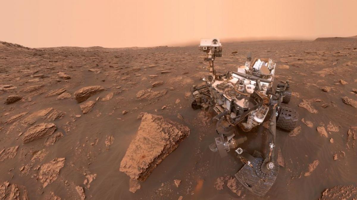 El robot de la NASA rompe por error una roca en Marte y aparece un tesoro amarillo: