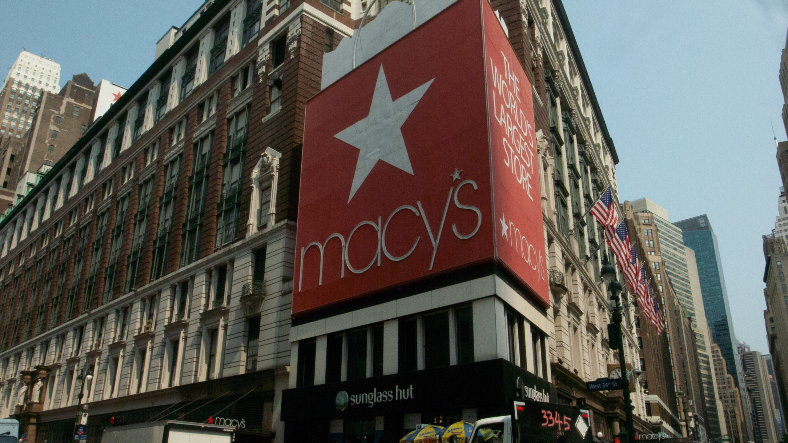 Macy’s descubre que un empleado ocultó millones en gastos de envío