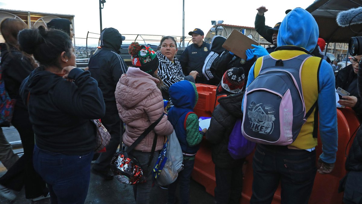 Migrantes con cita de asilo en la frontera de México temen que Trump los expulse