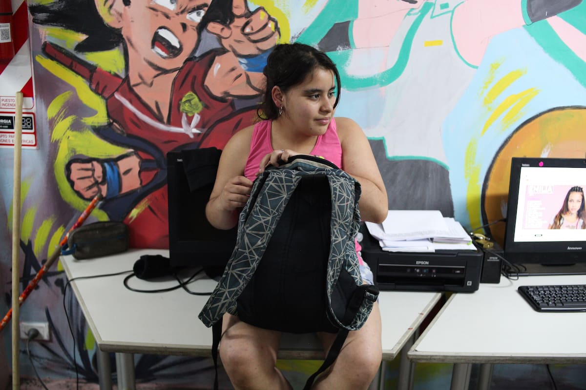 Tiene 15 años, vive en un conventillo y como no tiene computadora ni celular, hace malabares para hacer la tarea: “Mi sueño es tener una PC”