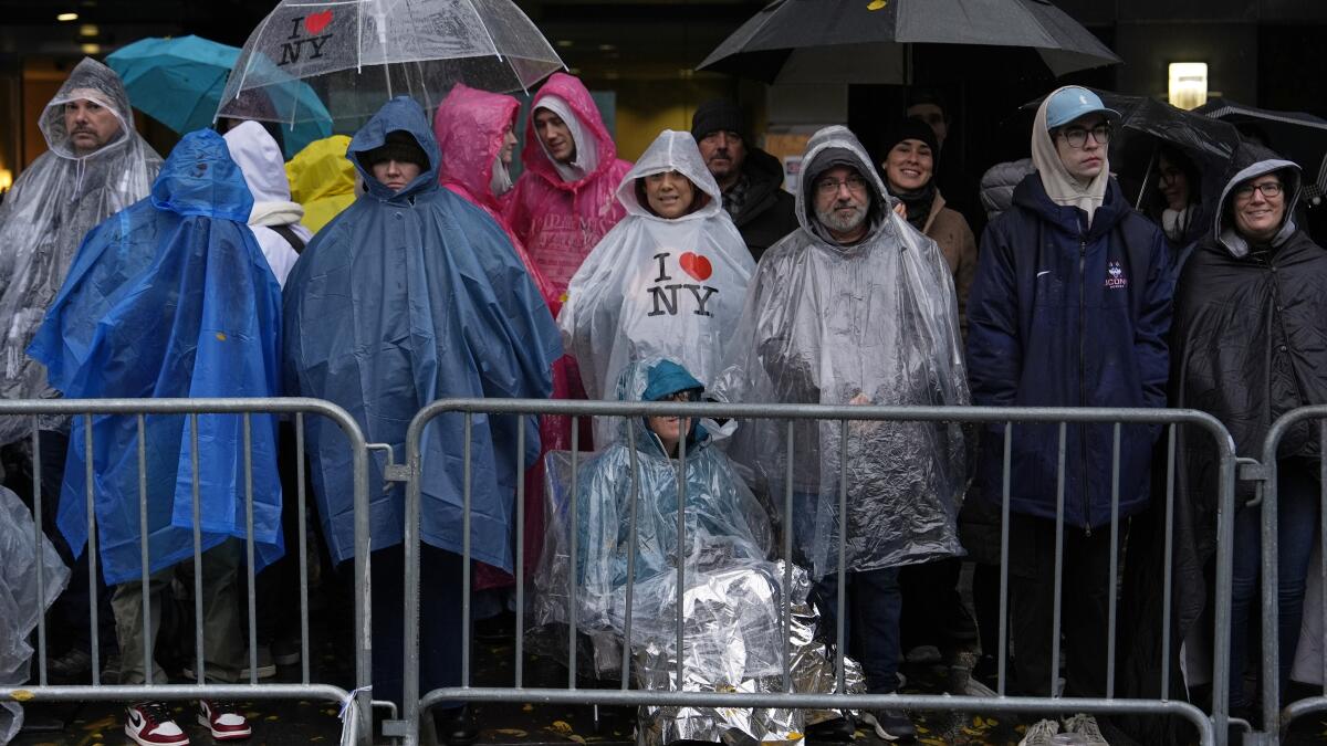 comienza-el-desfile-por-el-dia-accion-de-gracias-de-macy’s-bajo-una-lluvia-constante-en-ciudad-de-ny