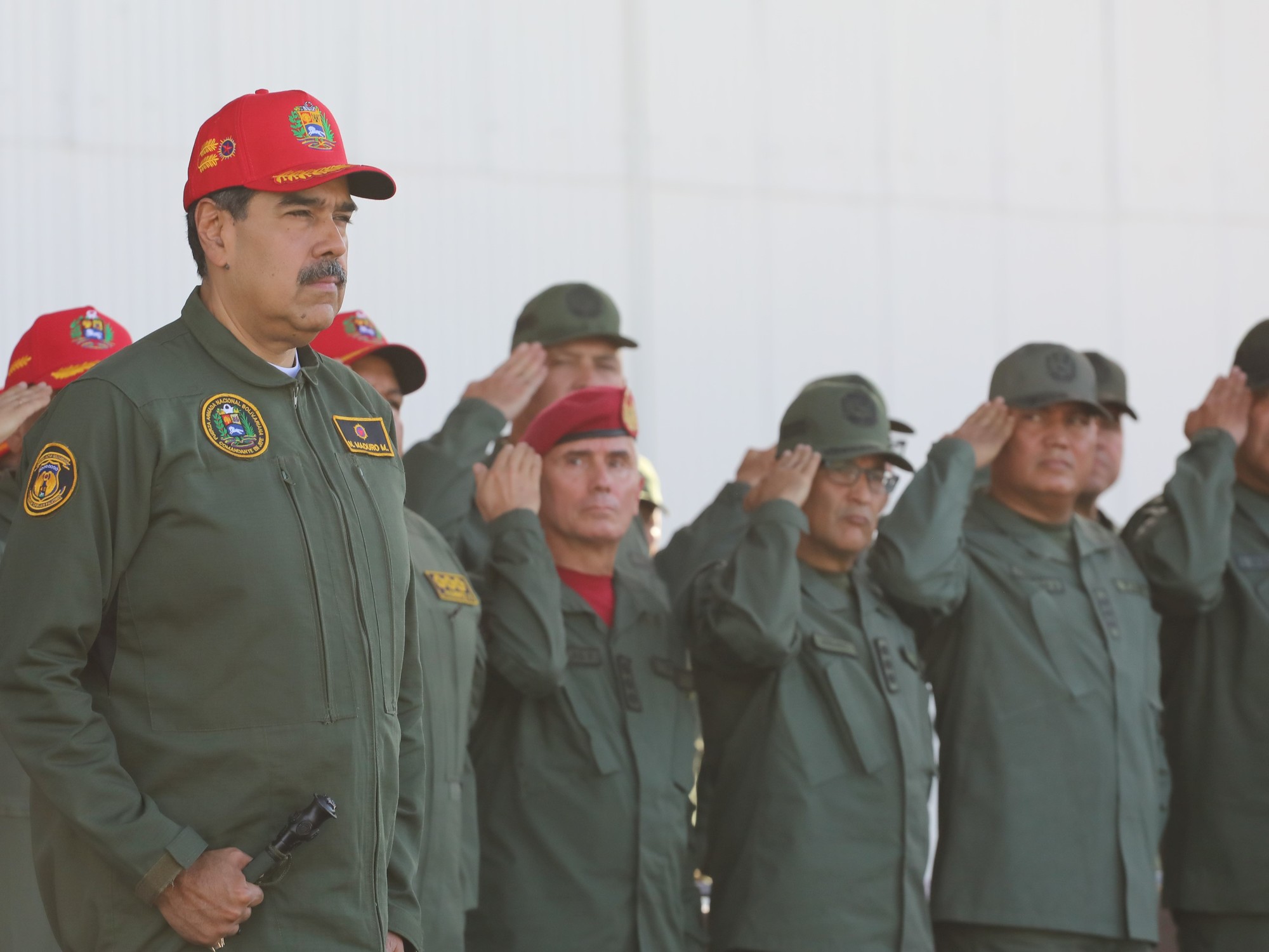 “nunca-entregare-el-baston-de-mando”:-nicolas-maduro-desafia-a-sus-adversarios-pese-a-la-presion-internacional