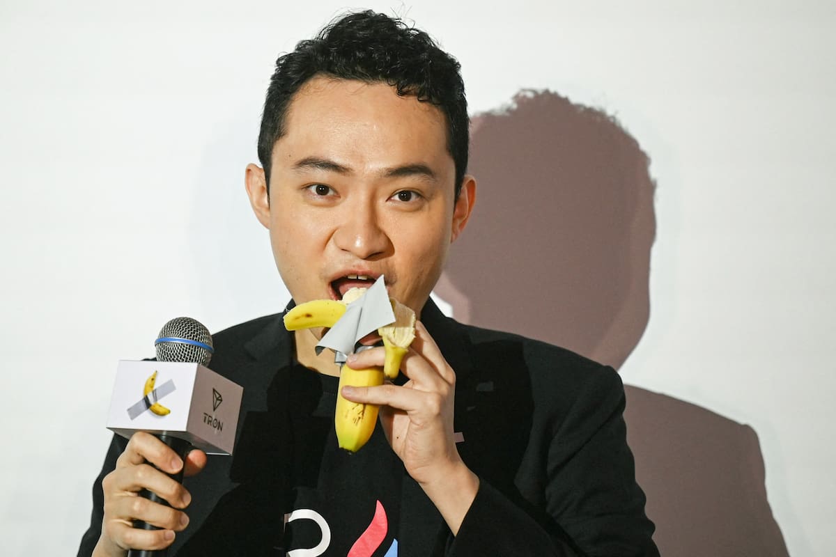 el-empresario-chino-justin-sun-se-comio-la-famosa-banana-de-los-us$6,2-millones-en-hong-kong