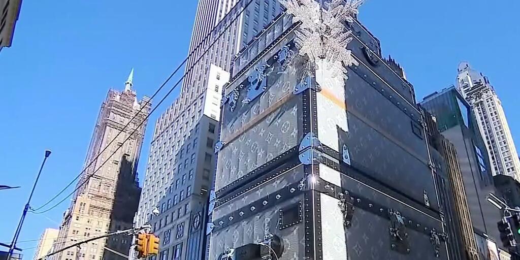 Una gigantesca maleta cubrió un edificio en Nueva York