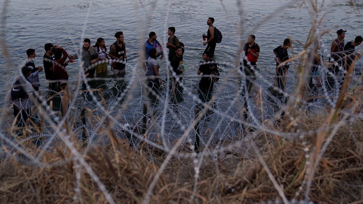 tribunal-respalda-a-texas-por-alambre-de-puas-en-la-frontera-entre-mexico-y-eeuu