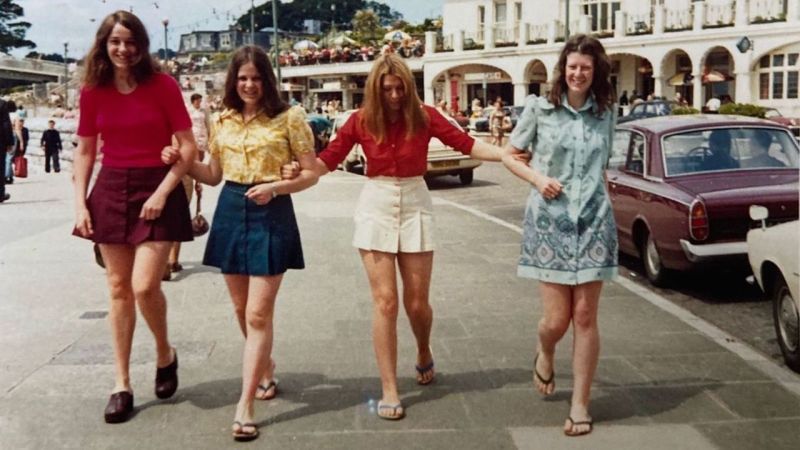 cuatro-amigas-posaron-para-una-foto-en-sus-vacaciones-de-1972.-mas-de-50-anos-despues,-la-recrearon-|-cnn