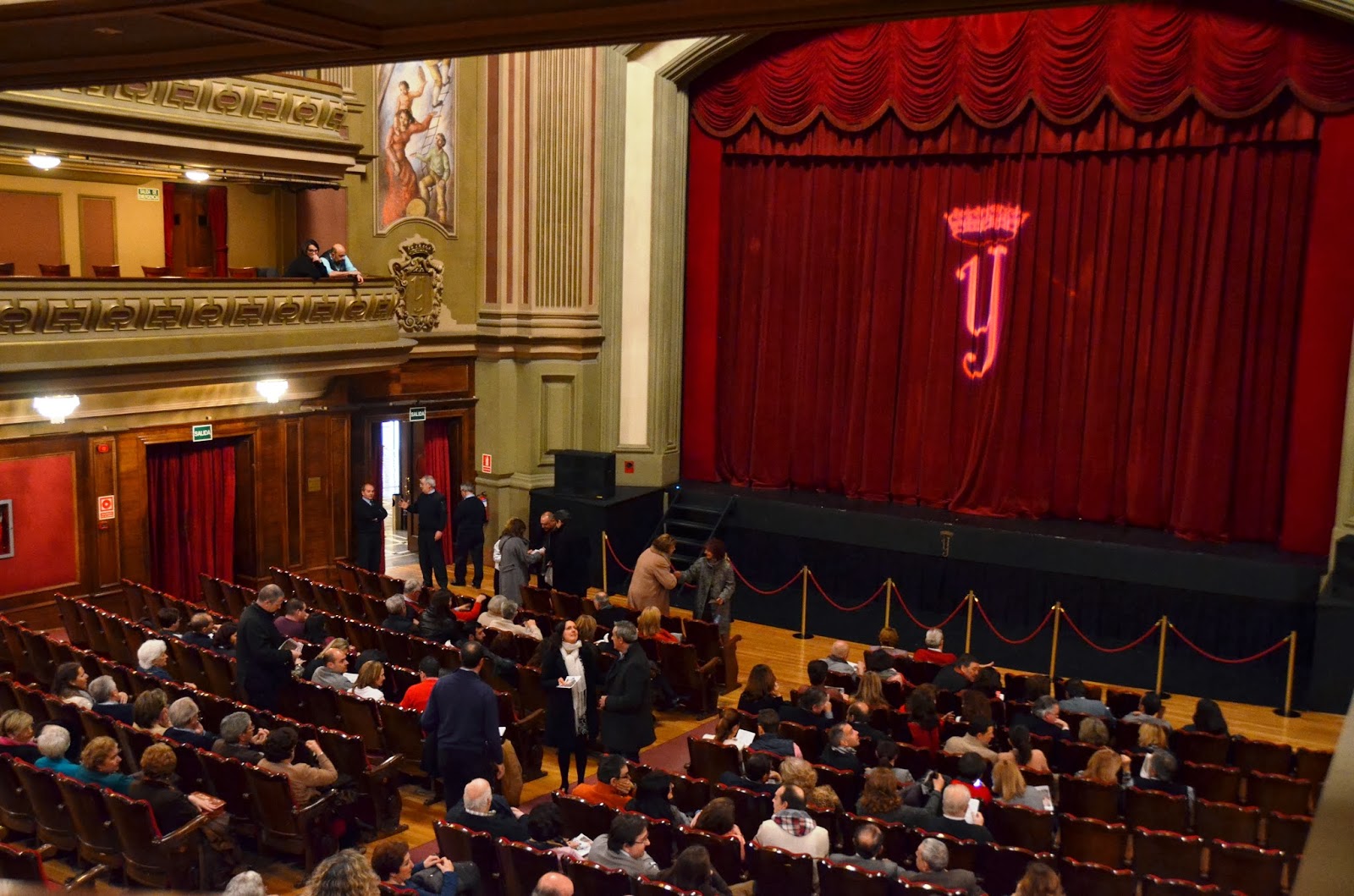 El sector de las artes escénicas da “credibilidad absoluta” a las exalumnas que denunciaron abusos de un profesor de teatro