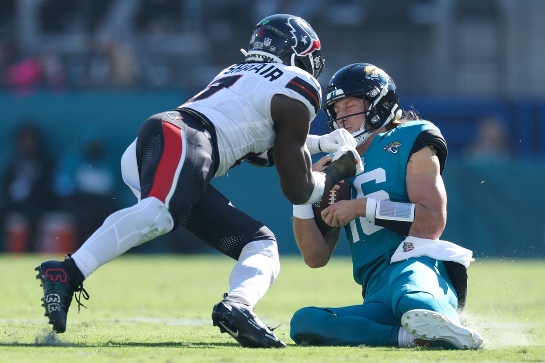 Deadspin | Azeez Al-Shaair de los Texans fue suspendido por 3 juegos por golpear a Trevor Lawrence