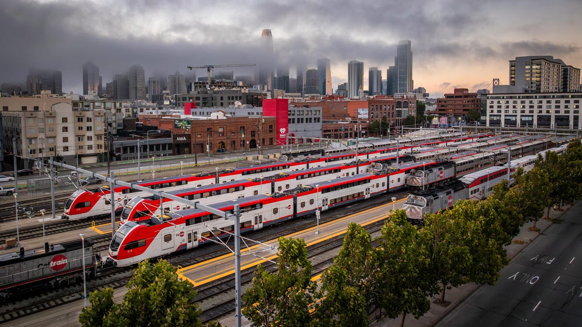 el-numero-de-pasajeros-del-caltrain-del-area-de-la-bahia-ha-aumentado-drasticamente-tras-la-transicion-a-nuevos-trenes-electricos