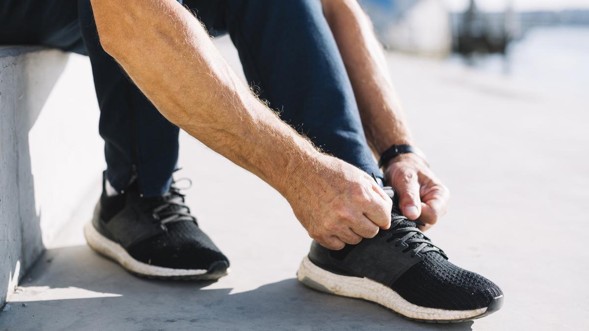 Rebajadas las zapatillas que más lucen los hombres de 50 años por lo cómodas que son