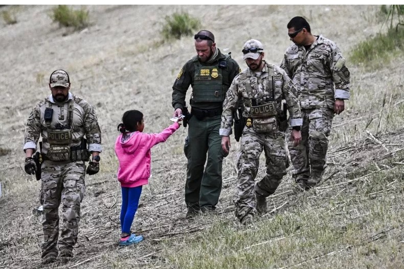 Niños salvadoreños entre los100 menores no acompañados encontrados la última semana en la frontera de EEUU – Newsweek El Salvador