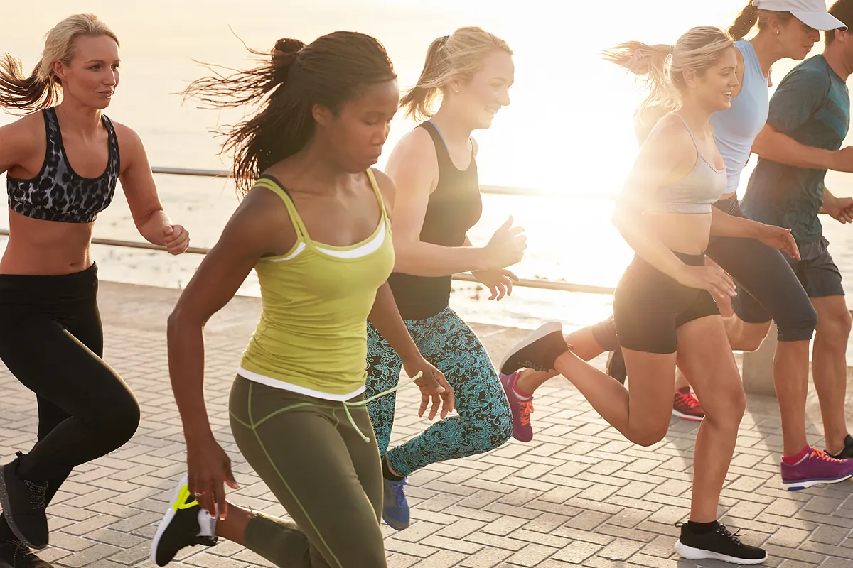 Los clubes de &apos;running&apos; desplazan a los bares para socializar y la salud mental ya nos importa ms que la fsica