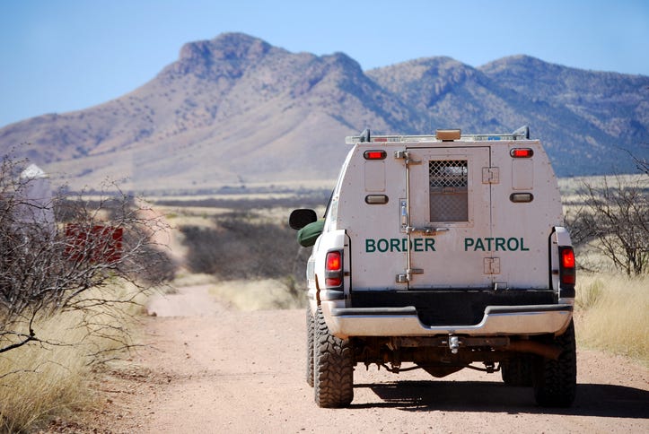 mas-de-100-menores-no-acompanados-fueron-encontrados-en-la-frontera-de-estados-unidos-esta-semana,-incluida-una-nina-de-4-anos-con-su-nombre-prendido-en-su-rostro.