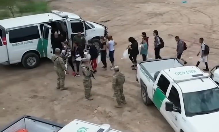 Texas detiene a casi 200 migrantes en la frontera, entre ellos varios cubanos