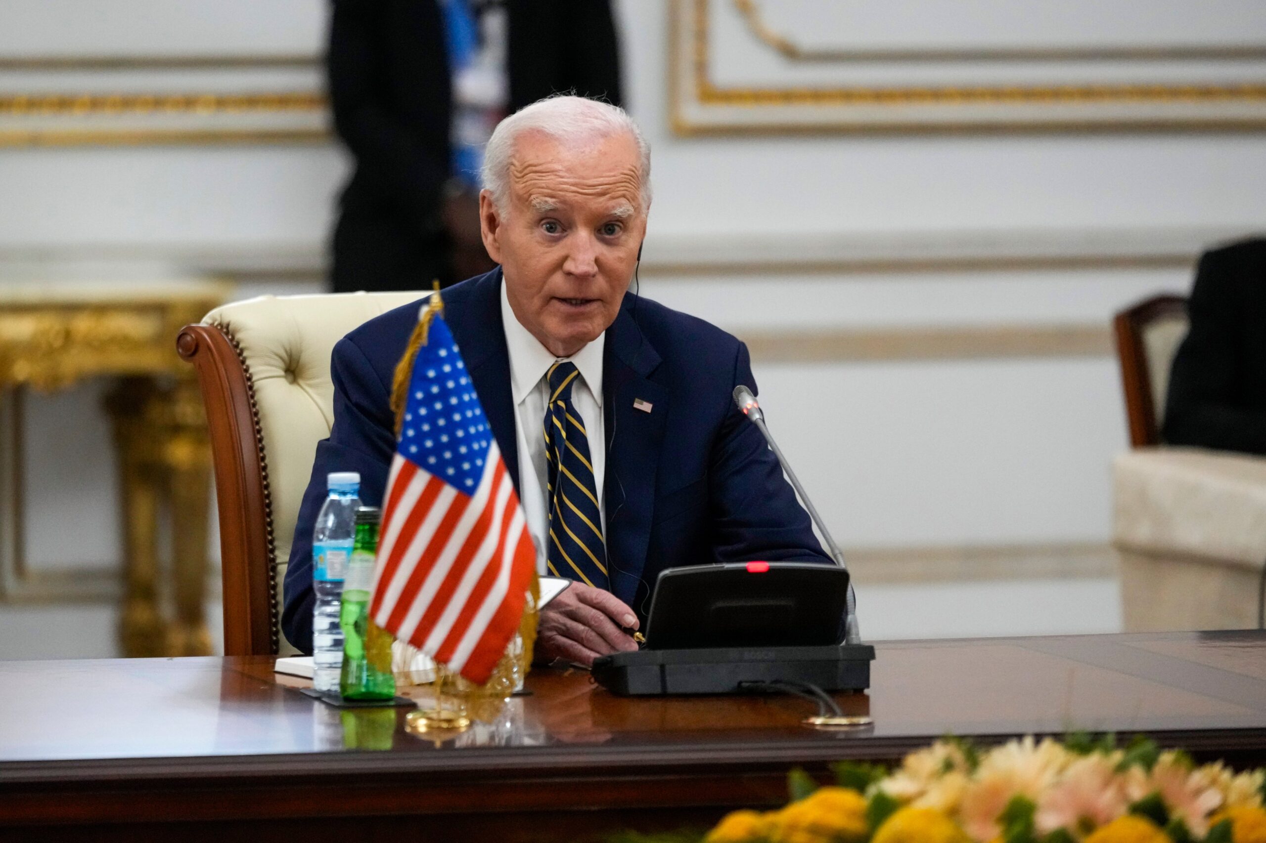 Senadores hispanos urgen a Biden proteger a inmigrantes antes de dejar la Casa Blanca – La Opinión