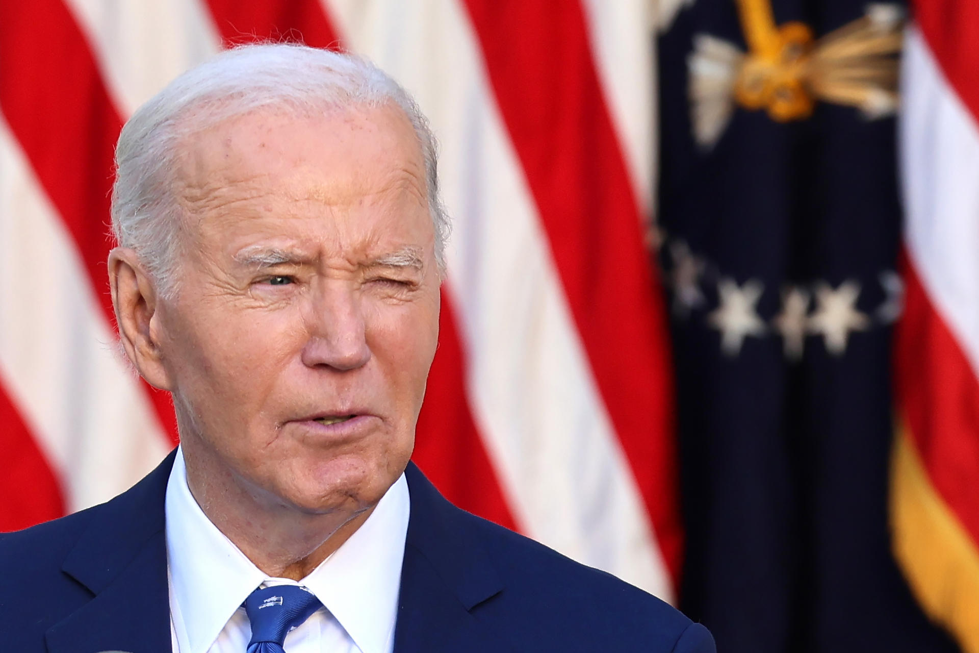 Biden en la cuerda floja: sus decisiones de última hora lo llevan a una encrucijada dentro de su propio partido