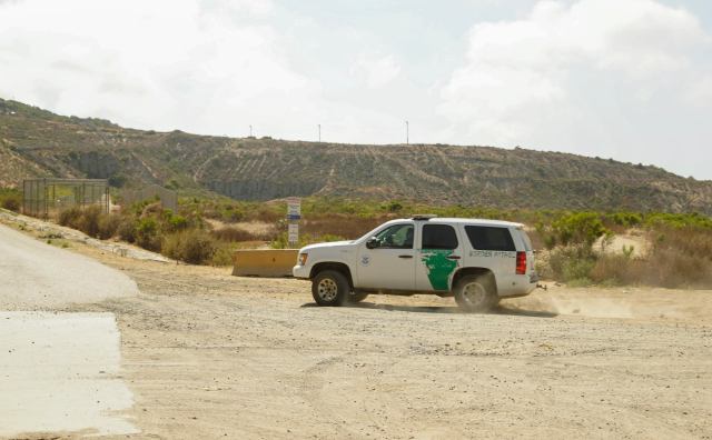 Abren investigación tras video que muestra a la Patrulla Fronteriza atropellando a un hombre cerca de la valla fronteriza