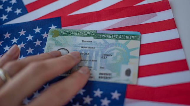 buenas-noticias-para-los-inmigrantes-que-solicitaron-green-card:-llega-una-extension-de-autorizacion-de-empleo-en-enero-de-2025