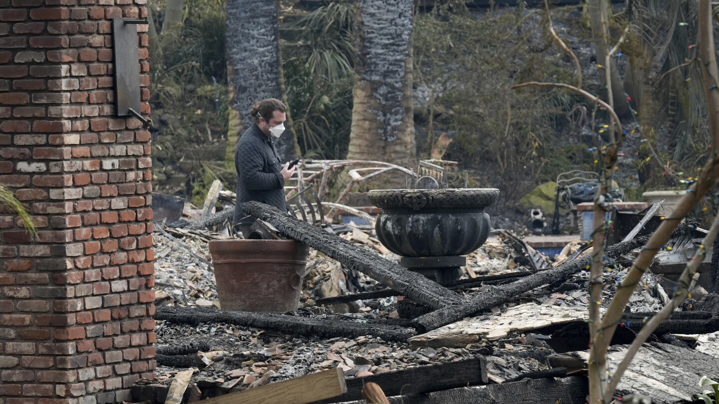 Los bomberos combaten el incendio de Malibú entre previsiones de un clima más favorable