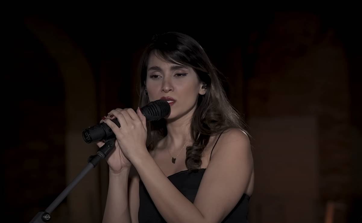 En Irán arrestan a cantante Parastoo Ahmadi; concierto virtual aparece sin velo y cantando en público  | El Universal