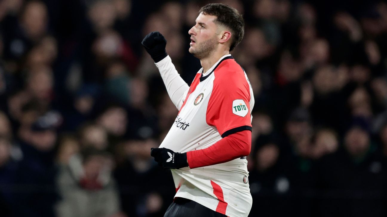 Santi Giménez ya guardó el balón de su hat-trick ante Heracles