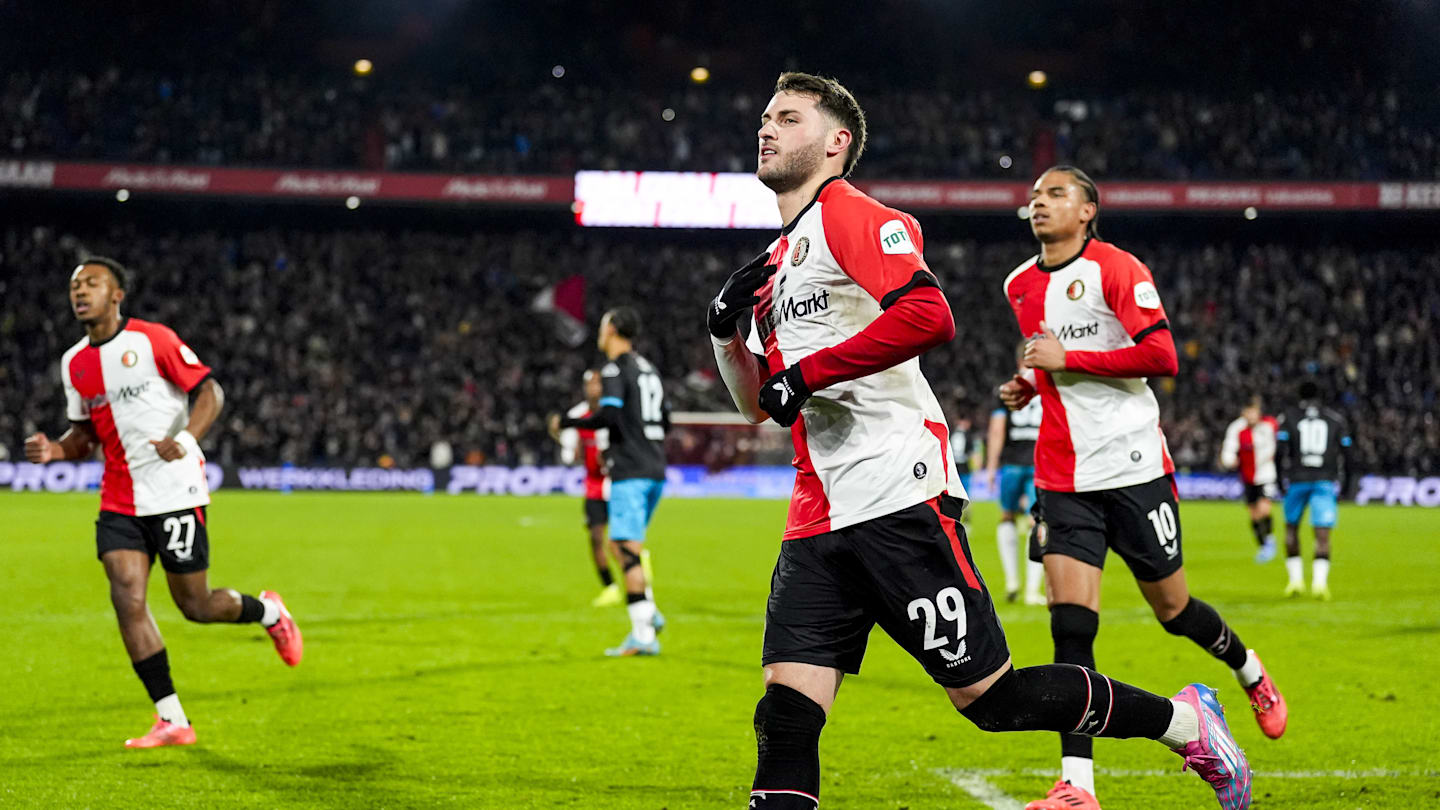 Santi Giménez ya tiene el balón de su triplete contra el Heracles