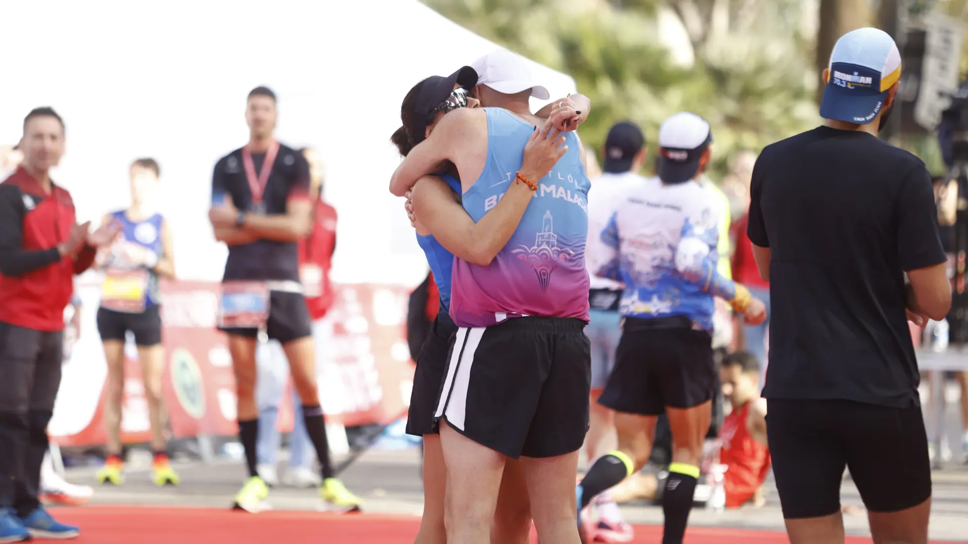 Sonrisas y lágrimas en el Maratón de Málaga más cosmopolita | Diario Sur