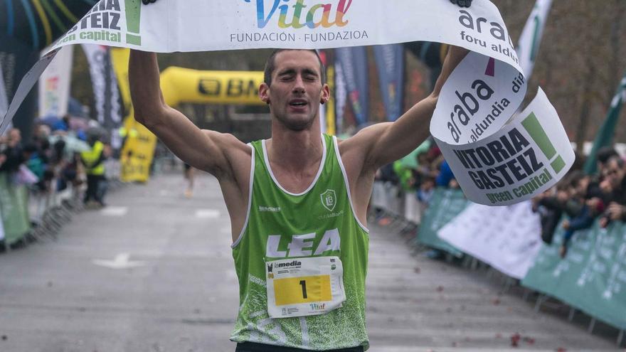 Urko Herrán y Jone Zabaleta reinan en la Media Maratón de Vitoria