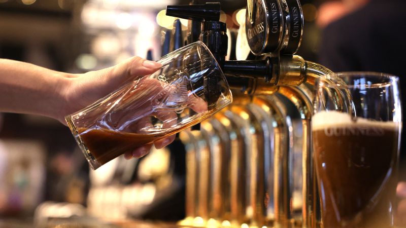 Los “pubs” británicos temen quedarse sin cerveza Guinness | CNN