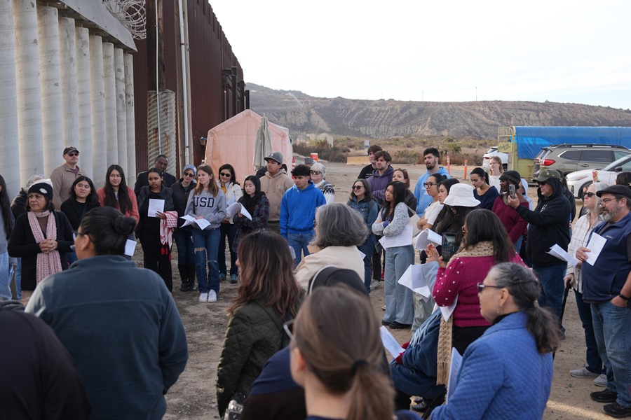 el-muro-de-eeuu.-acoge-celebracion-de-la-‘posada-sin-fronteras’