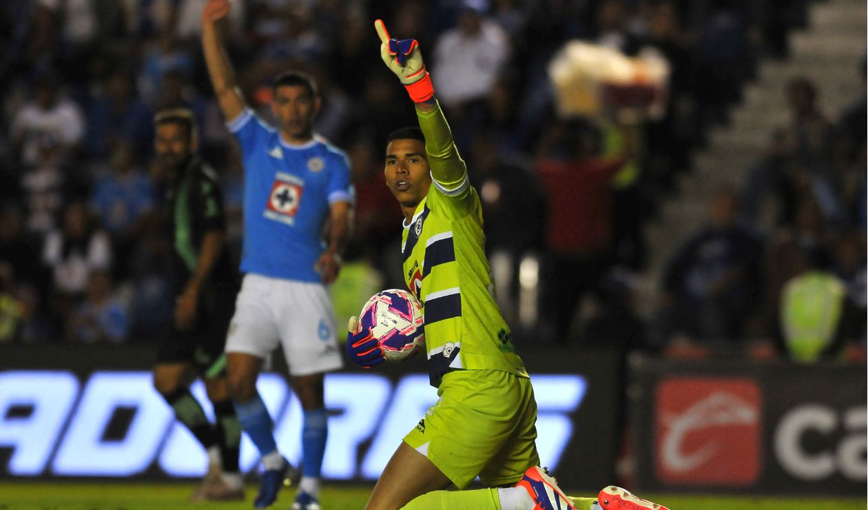 kevin-mier-se-iria-de-cruz-azul:-un-gigante-de-la-champions-league-busca-su-fichaje