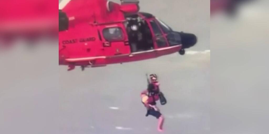 Vea cómo rescataron en helicóptero a un hombre que cayó de una moto de agua en Nueva York