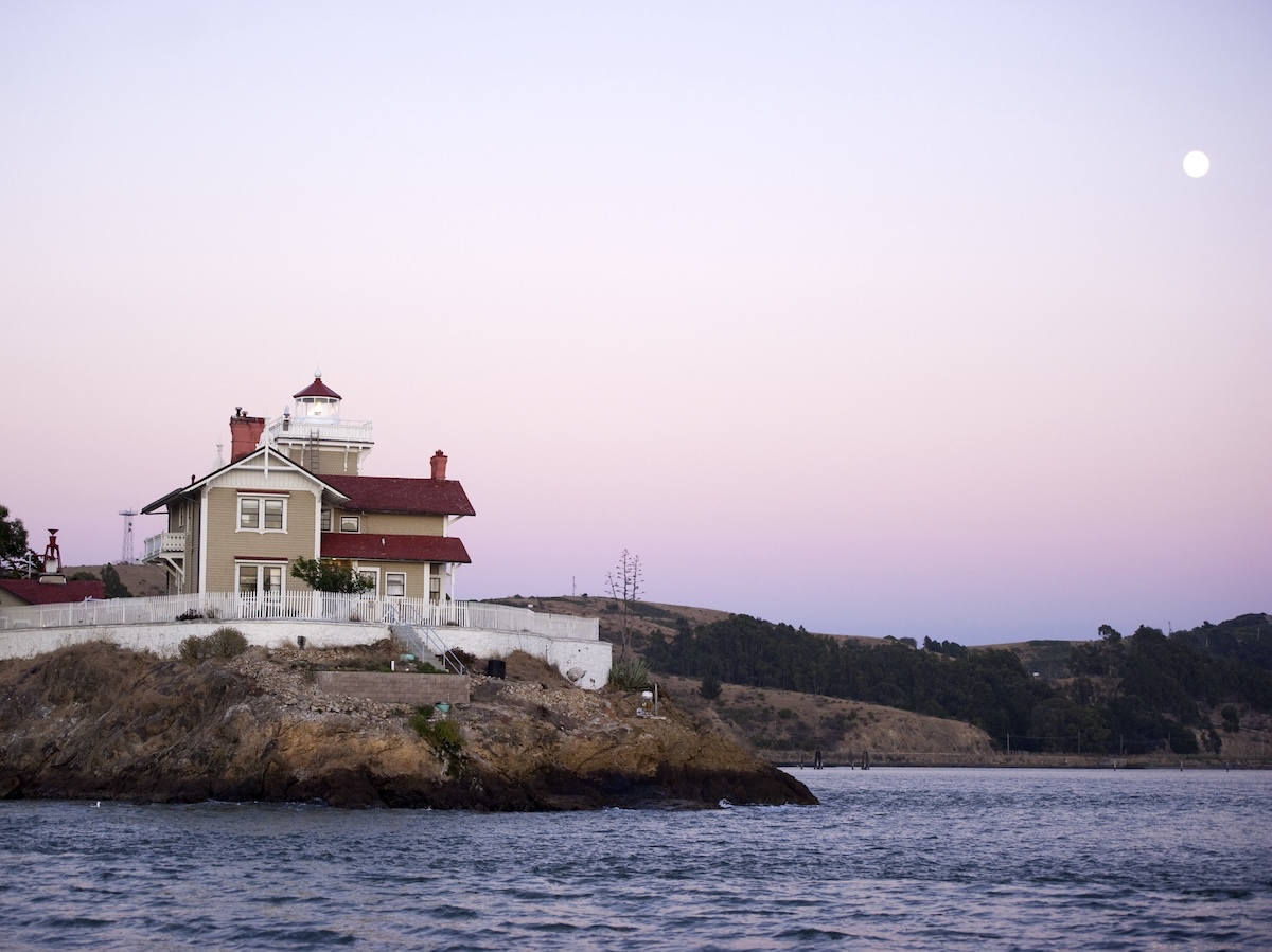 Podrías ser el próximo guardián de este faro histórico y posada en la bahía de San Francisco