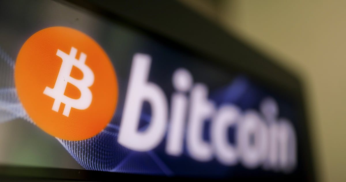 bitcoin-retrocede-tras-tocar-maximo-historico:-cotiza-en-100,752-dolares