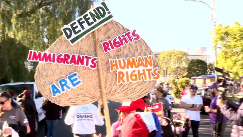 Migrantes se congregan en Los Ángeles para pedir protección contra las amenazas de deportaciones masivas de Trump | CNN