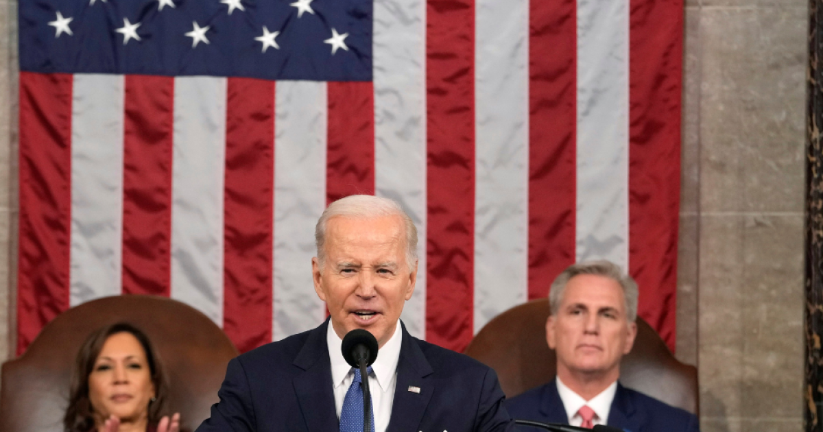 Biden se dice a favor de prohibir a los congresistas operar en el mercado de valores durante su cargo