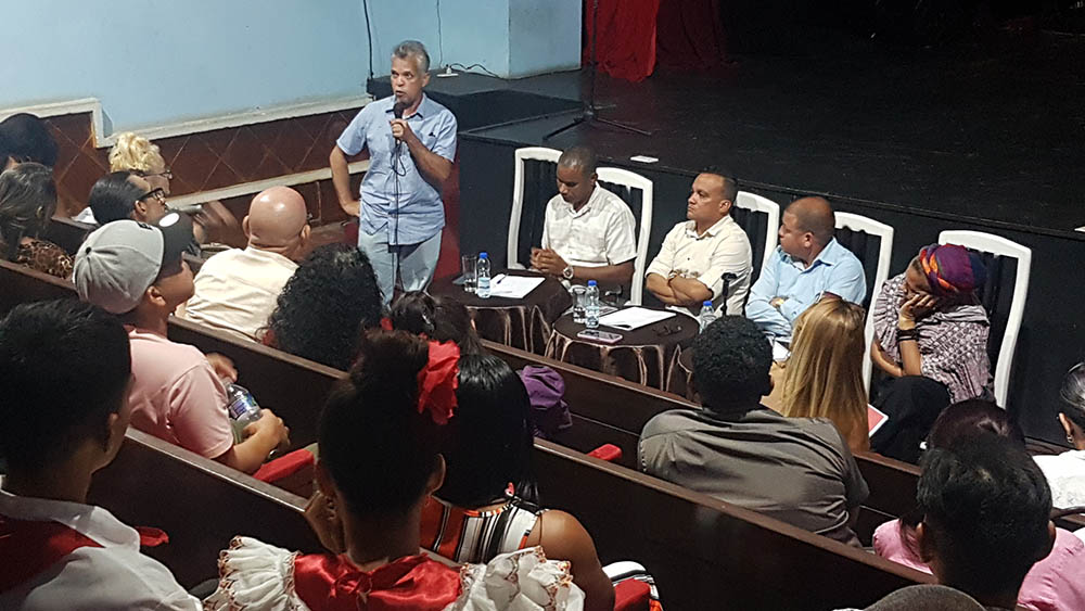 Debaten artistas escénicos de Granma su accionar durante el 2024 (+ fotos) | CMKX Radio Bayamo