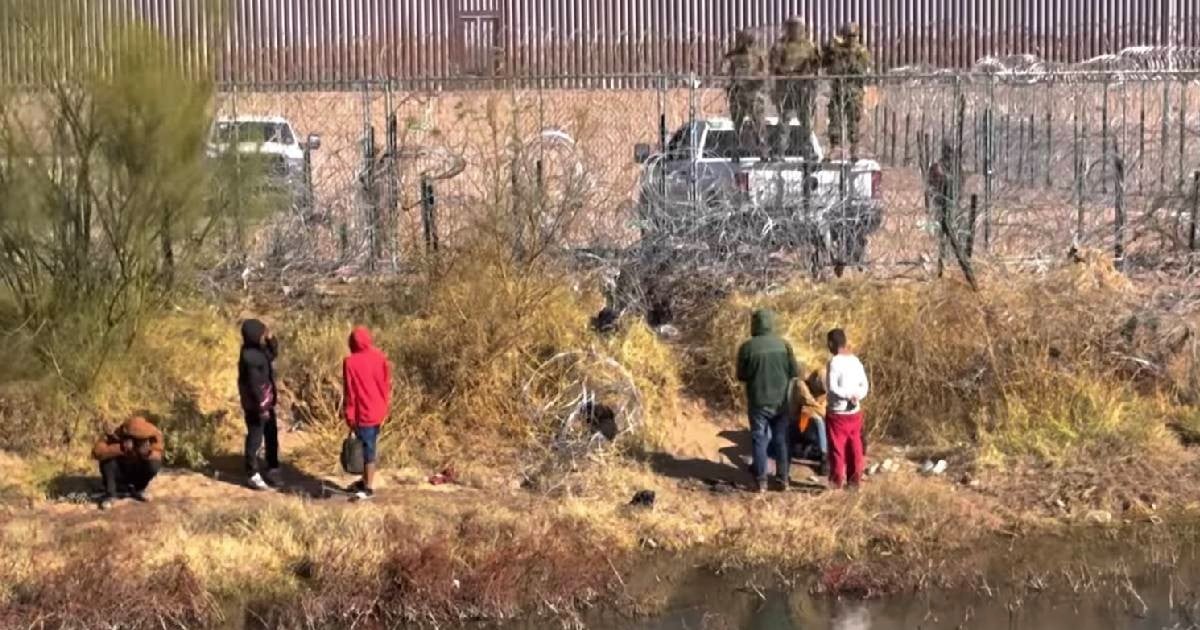 agentes-de-texas-disparan-balas-de-goma-a-migrantes-al-borde-del-rio-bravo