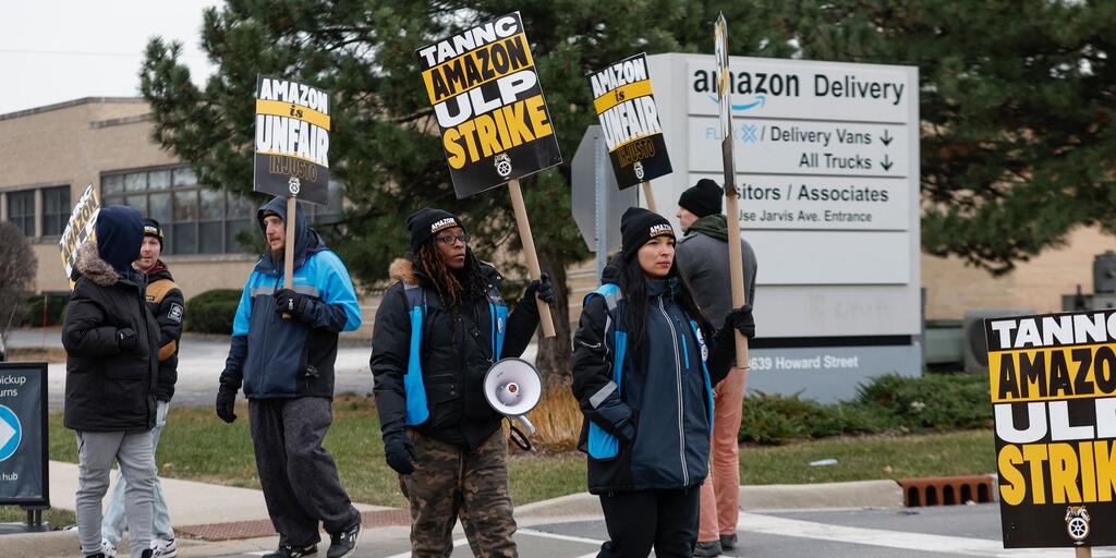 Cerca de 10,000 trabajadores de Amazon están en huelga, exigiendo mejores condiciones laborales