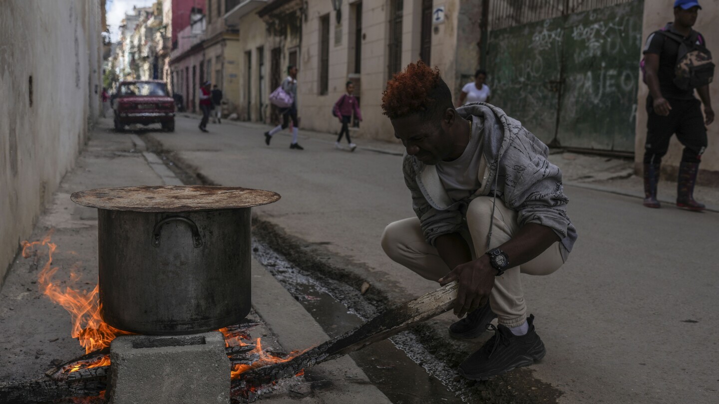 Miles de cubanos marchan ante embajada de EEUU y Díaz-Canel dice que la isla vive “al día”