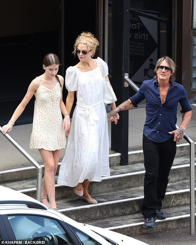 Nicole Kidman luce elegante vestida de blanco mientras ella y su esposo Keith City llevan a su hija Religion a la iglesia en Sydney. – igeteo.MX